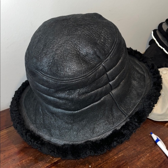 UGG® Tasman Stitch Genuine Lamb
Shearling Bucket Tall Hat UGG Black Suede OSFA - Picture 2 of 5